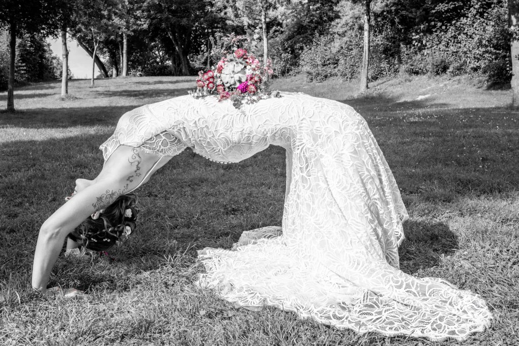 Brautshooting mal in ungewöhnlicher Pose, festgehalten von Magic Picture Photography aus Karlsruhe  