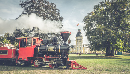 Schloss Karlsruhe im Vordergrund die Eisenbahn Greif fotografiert von Magic Picture 